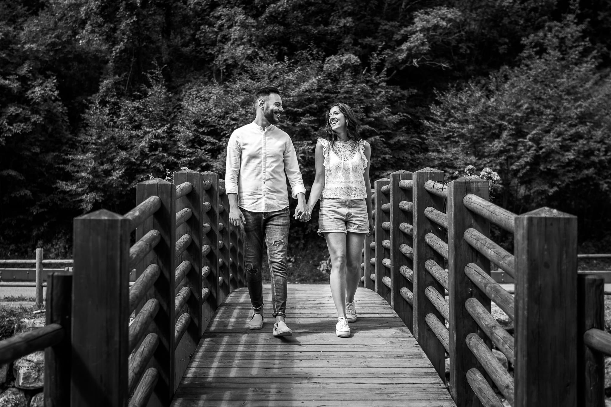Tania Matteo Prematrimoniale Abruzzo Lago di Scanno Sulmona coppia cammina sul ponte di legno