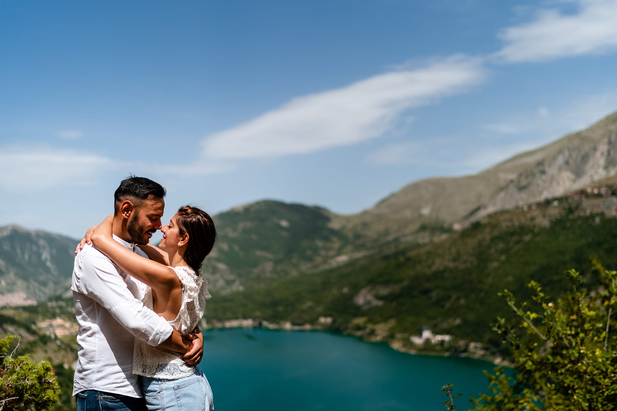 Tania Matteo Prematrimoniale Abruzzo Lago di Scanno Sulmona coppia abbraccio vista lago