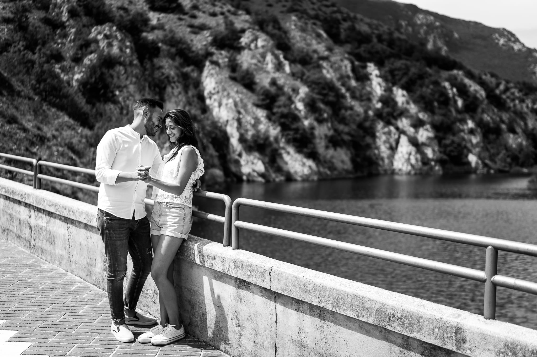 Tania Matteo Prematrimoniale Abruzzo Lago di Scanno Sulmona coppia mani intrecciate vicino lago