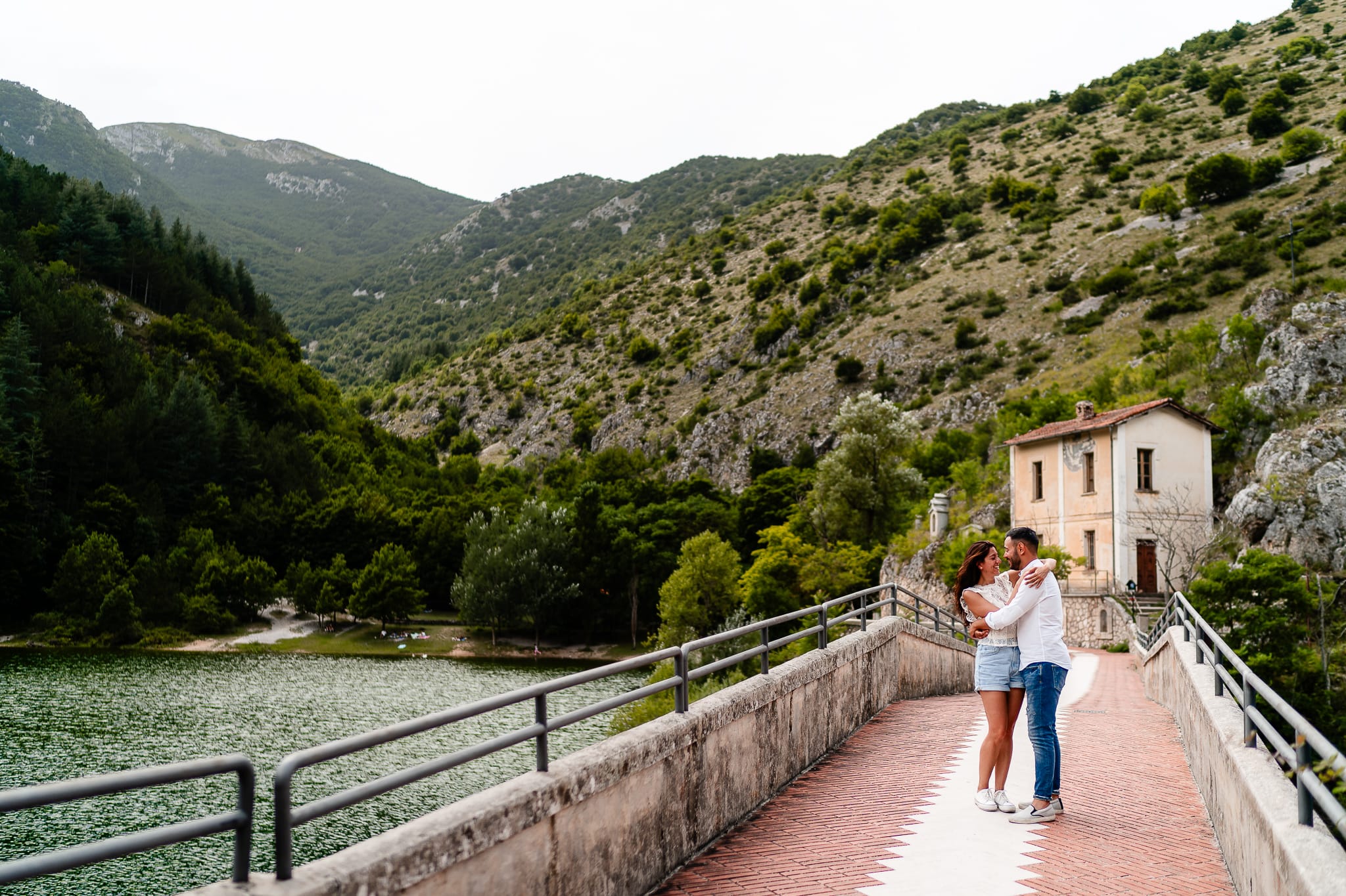 Tania Matteo Prematrimoniale Abruzzo Lago di Scanno Sulmona coppia abbraccio su ponte vicino lago