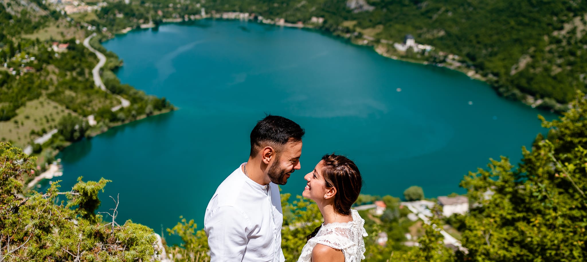 Tania Matteo Prematrimoniale Abruzzo Lago di Scanno Sulmona coppia si guarda sorridendo con vista lago a forma di cuore