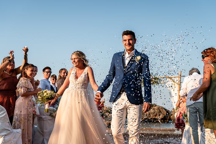 Alice Tommaso Matrimonio spiaggia Grecia Zante Zakynthos cerimonia lancio del riso coriandoli confetti
