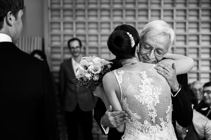 Chiara Alastair Matrimonio Museo Sartorio Molo IV Trieste cerimonia civile ingresso sposa abbraccio papà emozione
