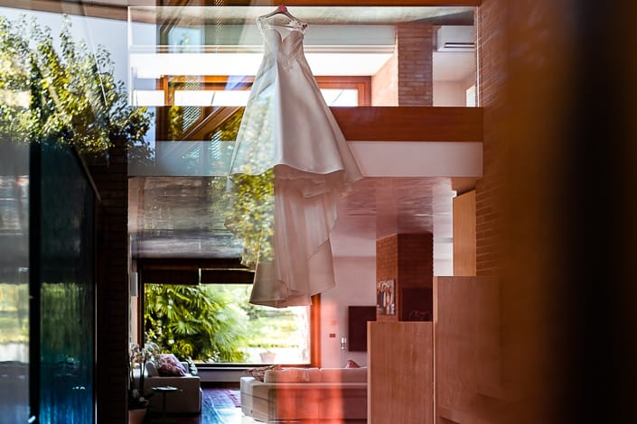 Laura Andrea Matrimonio Chiesa Aviano Castelletto Eventi Treviso preparativi sposa abito riflesso vetro