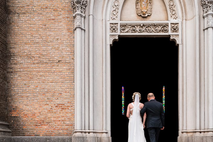 Lauren Michele Matrimonio Destination Wedding Udine cerimonia ingresso sposa papà facciata chiesa