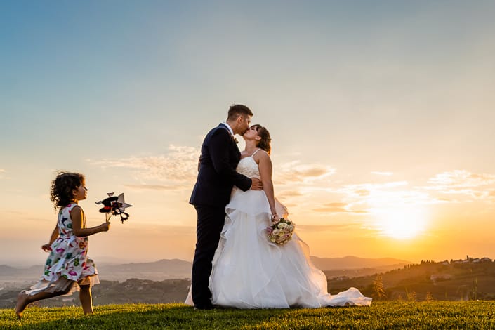 Marianna Andrea Matrimonio sul Collio Gorizia ritratti sposi tramonto girandola bacio