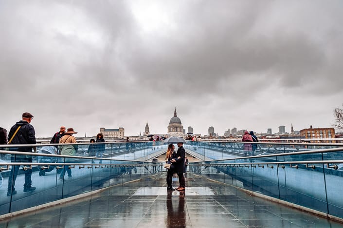 Rachele Martino Prematrimoniale Londra Engagement London UK Millennium Bridge abbraccio pioggia ombrello
