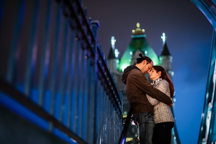 Teresa Andrea Prematrimoniale Londra Inghilterra UK Tower Bridge Ponte abbraccio luci della sera illuminazione amore passione