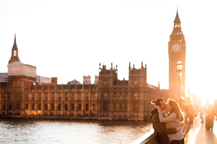 Teresa Andrea Prematrimoniale Londra Inghilterra UK Westminster Bridge Ponte Big Ben abbraccio bacio luce del tramonto