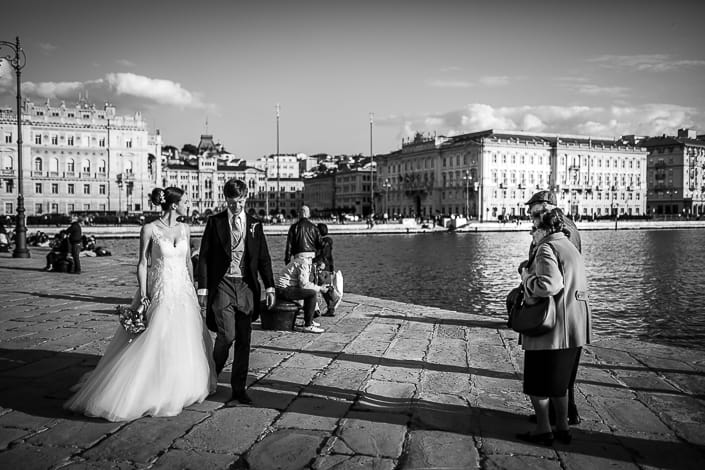 Chiara Alastair Matrimonio Museo Sartorio Molo IV Trieste ritratti sposi passeggiata Piazza Unità coppia confronto generazionale come saremo fra cinquant'anni