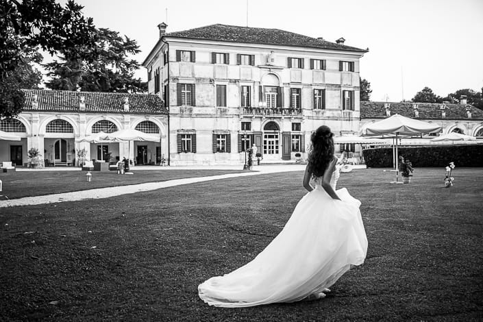 Chiara Cosimo Matrimonio Villa Condulmer Mogliano Veneto Treviso sposa cammina sul prato