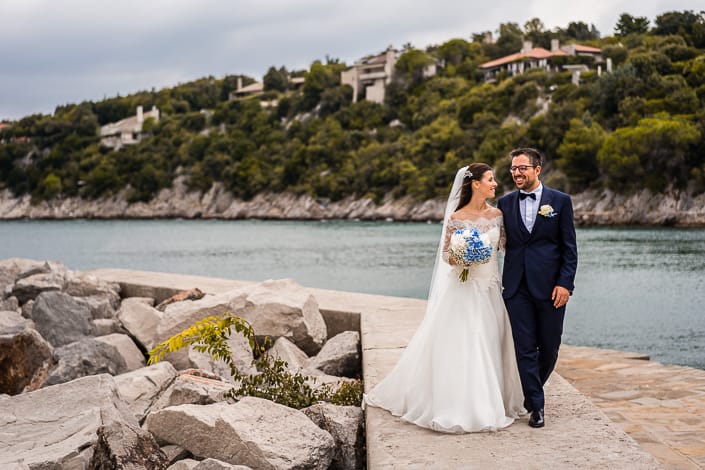 Diana Luca Matrimonio Duino Villa Chiopris Udine ritratti sposi camminano sul molo