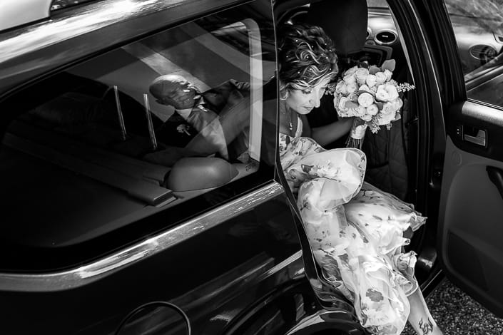 Giulia Davide Matrimonio Collio Gorizia cerimonia simbolica arrivo sposa automobile riflesso papà