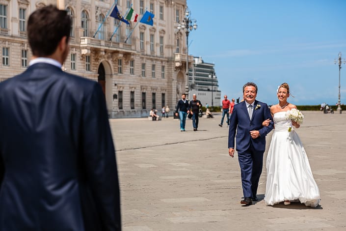 Giulia Paolo Matrimonio Trieste Villa Iachia Ruda Udine cerimonia civile Piazza Unità arrivo sposa