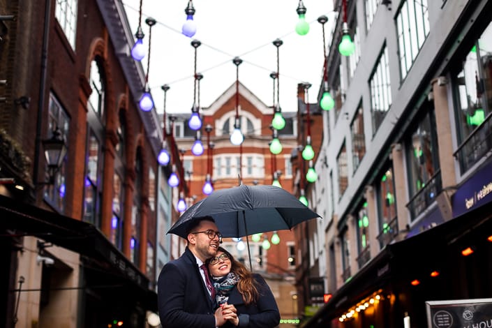 Rachele Martino Prematrimoniale Londra Engagement London UK Carnaby Street ombrello abbraccio