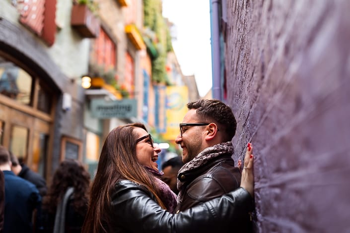Rachele Martino Prematrimoniale Londra Engagement London UK sorrisi momenti divertenti colori muro viola