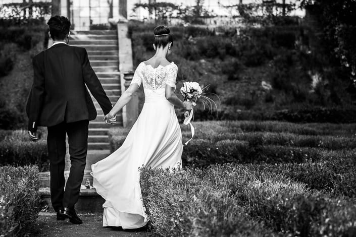Sara Nicolas Matrimonio Villa Revoltella Le Terrazze Trieste ritratti sposi mano nella mano vento abito