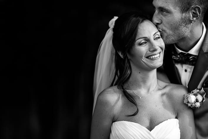 Stefania Raffaele Matrimonio Country Chic Outdoor Gorizia ritratti sposi bacio sorrisi