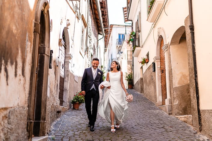 Tania Matteo Matrimonio Abruzzo L'Aquila Sulmona ritratti sposi camminata lungo la via