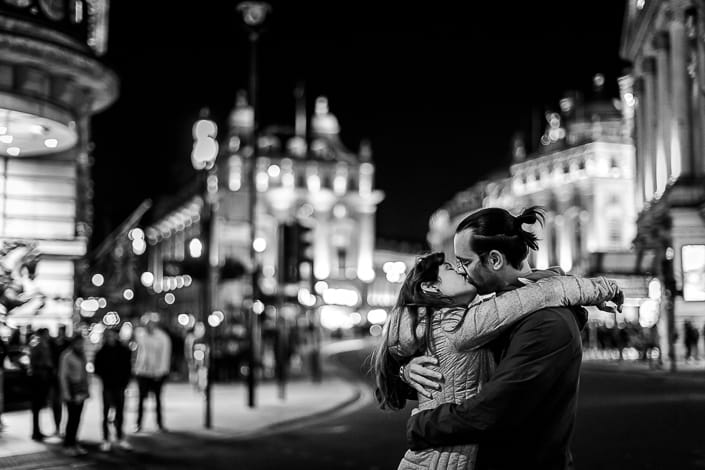 Teresa Andrea Prematrimoniale Londra Inghilterra UK Piccadilly Circus abbraccio bacio sera luci della città