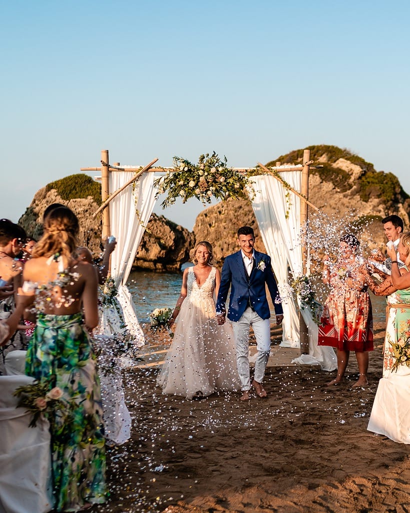 Alice Tommaso Matrimonio spiaggia Grecia Zante cerimonia lancio del riso coriandoli confetti